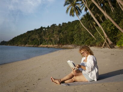 Mulher lê na praia sob o sol. É o retrato que lhe oferecera a avó paterna, que o recebera da sua, herança de uma bisavó, e assim sucessivamente até ao segredo que tudo selava. Retrato que, ainda na igreja romana de Sto. António dos Portugueses, motivará que lhe mostrem o da Rainha Santa Isabel com as míticas rosas alegadamente da autoria da monja Clarissa Chiara di Burano. Dupla impossibilidade, convenhamos: Chiara d'Offreducci de Assis (1193-1253), fundadora da Ordem das Clarissas (com S. Francisco de Assis) cujo hábito Isabel de Aragão envergou após a viuvez, não foi pintora e faleceu antes de Isabel de Aragão nascer…