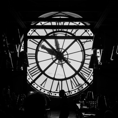 Das ist die Pointe: Zeit ist nicht nur Koordination, sie ist die wichtigste Form der symbolischen Macht