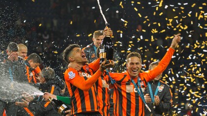 Jogadores de futebol do FC Shakhtar comemoram a vitória durante a partida final da Copa da Ucrânia Shakhtar (Donetsk) - Dínamo (Kyiv) no Estádio Metalist, em 2017