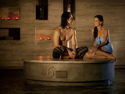 Entre Cielos, Argentina, Gobek tasi. Con el fin de relajarse y con ello estimular el sistema inmunológico, en esta parada del *hammam*, se recuesta uno en una roca térmica. La temperatura corporal debe así incrementarse lentamente en un grado. Crédito Walter Raymond