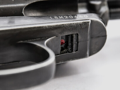 Acercamiento al gatillo de un Colt 45