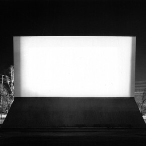 Hiroshi Sugimoto, “Winnetika Drive In, Paramount”, 1993, b/w photograph, cm 50,8 x 61. Courtesy the artist and Studio Guenzani Milano