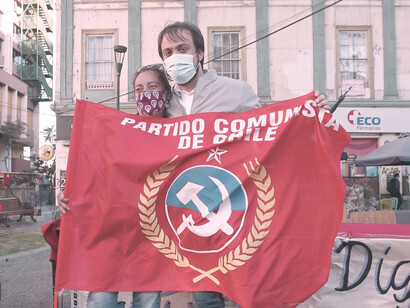 Militantes sostienen la bandera del Partido Comunista chileno