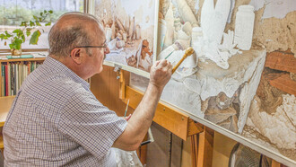 Saorin pintando en su estudio