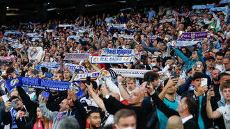 Afición del Real Madrid celebra un gol en el Estadio Santiago Bernabéu en Madrid, España