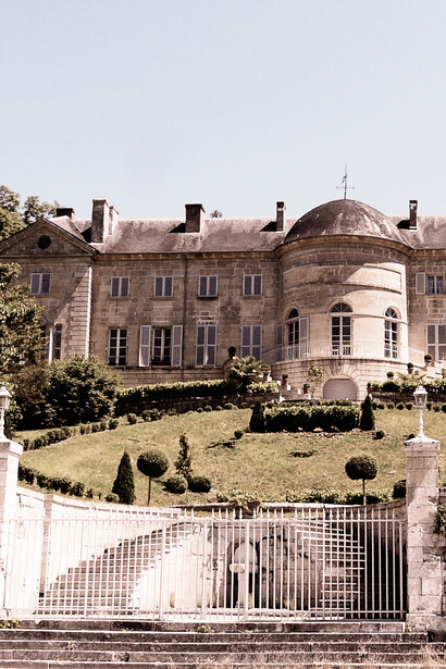 Château d'Escoire, France. Son père, sa tante et leur domestique Louise ont tous trois été sauvagement assassinés la nuit précédente, à coups de serpe © Escoire, château par Père Igor — Travail personnel, CC BY-SA 3.0-2