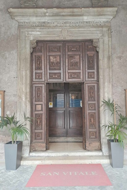 Basilica di San Vitale, Roma, Italia. Portale d’ingresso con porta a battenti in legno di Giacomo Taurino, 1611-1615