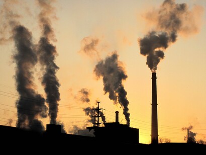 El humo de las chimeneas de una fábirca