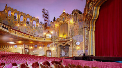 Pasa que el teatro, aquellos edificios montañosos, sus pasillos, vericuetos, escenarios y candilejas, es nuestra versión moderna de la caverna con las más profundas oquedades espirituales