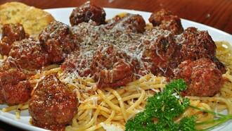 Un piatto di spaghetti and meatballs. La prima ricetta originale che abbina pasta lunga e polpettine individua le sue radici più antiche in Abruzzo, ma le viene riconosciuto un successo internazionale solo una volta approdata nel Nuovo Mondo