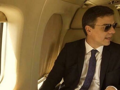 Pedro Sánchez en el avión con gafas de sol