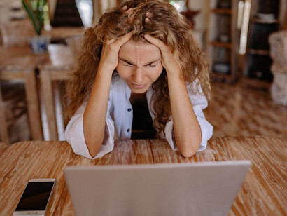 Donna stressata davanti al computer