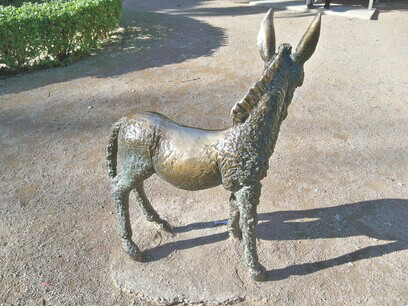 Platero, escultura en bronce de Jaime Pimentel del año 1968 representando al burrito Platero de la obra "Platero y yo" de Juan Ramón Jiménez, 2023, en el Parque de Málaga, Málaga, España
