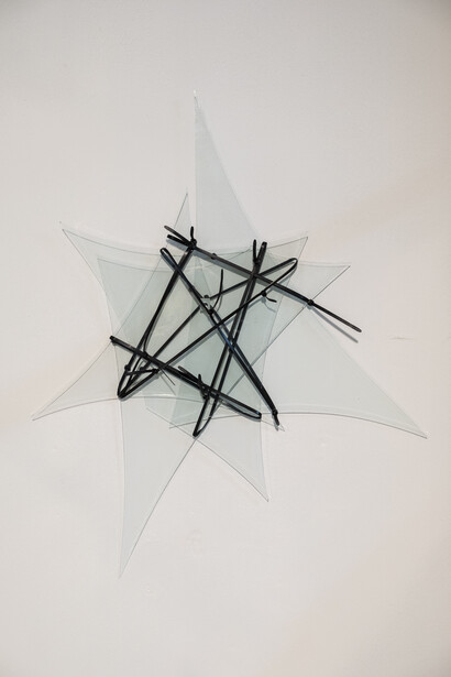 Arcangelo Sassolino Stelle, 2014
Verre, PVC /Glass, PVC 83 x 81 x 13 cm
Exhibiton view ‘The way we were’- Galleria Continua / Les Moulins, Mai 2018 Courtesy the artist and Galleria Continua, San Gimignano / Beijing / Les Moulins / Habana
Photo by Oak Taylor-Smith