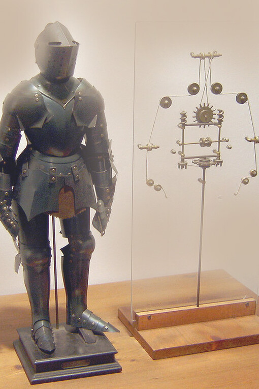 Leonardo da Vinci. Modello dell'automa cavaliere di Leonardo e (a fianco) i suoi meccanismi interni (esposizione Leonardo da Vinci. Mensch - Erfinder - Genie, Berlino 2005)