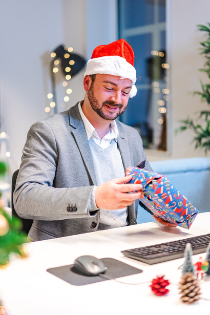 Executivo no trabalho recebe um presente de Natal