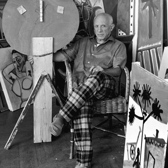 Edward Quinn (1920-1997), Pablo Picasso accanto all’assemblage , L’enfant, (1956) nell’atelier della sua 
villa La Californie, Cannes, 1956, Stampa senza data, Gelatina ai sali d’argento, 24×18,2 cm, Dono Eredi Picasso, 1992, , inv. APPH1674, © edwardquinn.com , © Succession Picasso by SIAE 2016      

