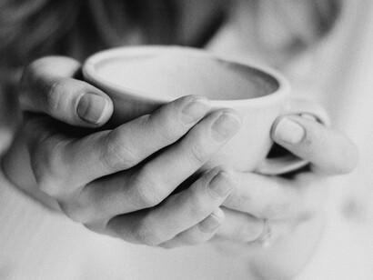 Un sorbo de té caliente, como la magdalena de Proust, condensa en un instante toda una época pasada