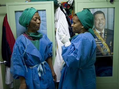Dos doctoras cubanas en un hospital venezolano
