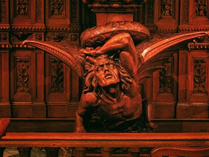 Escultura do Diabo na catedral de Arequipa, no Peru. A lenda mais famosa associada ao Códex Gigas fala de um monge beneditino que quebrou seus votos e foi condenado a ser emparedado vivo como punição. Em um ato desesperado, ele prometeu escrever o maior e mais completo livro da história em uma única noite para evitar sua execução. Ao perceber que a tarefa era impossível, ele invocou o Diabo e ofereceu sua alma em troca da conclusão do manuscrito O Diabo aceitou o pacto e, antes do amanhecer, completou o livro, inserindo sua própria imagem como um selo de autoria

