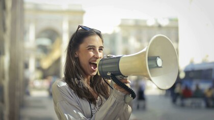 O tema da mentira, ou melhor, da desinformação, é urgente. Já não se trata de boato inocente de esquina, mas de uma máquina capaz de manipular eleições, colocar em risco a saúde pública, alimentar ódio e dividir famílias. Estamos vivendo o tempo em que a mentira ganhou estrutura, financiamento, tecnologia e até mesmo uma espécie de glamour. Não é mais um cochicho, mas uma avalanche que se espalha em segundos