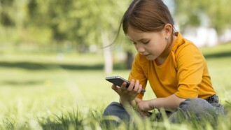Criança viciada em celular. A tecnologia permeia quase todos os aspectos da vida moderna, e o acesso a dispositivos digitais e redes sociais tornou-se parte integrante do cotidiano de crianças e adolescentes. Embora esses recursos possam oferecer conteúdos educativos e oportunidades de interação, o uso excessivo pode comprometer o desenvolvimento cognitivo, emocional e social dos jovens