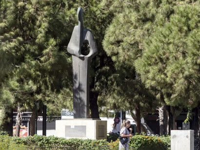 Informarse y desmitificar falsas creencias sobre la donación ayuda a generar mayor confianza en el sistema y aumenta el número de donantes. Monumento a los donantes, obra de Elena Laverón, Plaza de la Solidaridad, Málaga, España