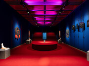 Varios artistas, Érase una vez. Visiones del cielo y la tierra, vista de la exposición. Cortesía de la Pinacoteca