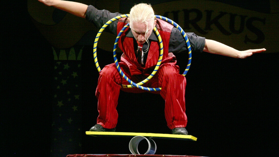 Equilibrista sobre rola bola