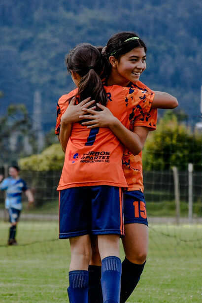 Jugadoras de fútbol abrazadas. El deporte implica promueve lo valores sociales