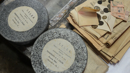 Documentos depositados en una cápsula del tiempo