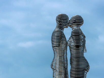 Kissing statue. La contemplazione è entrare nello splendore che abbiamo davanti e iniziare un dialogo che solo le anime possono fare