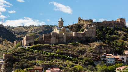 Castelo medieval de Narikala em Tbilisi, capital da Geórgia. O país está localizado no continente europeu, e também, asiático, prometendo o dobro de cultura! Suas terras abrigam algumas das cidades mais antigas do mundo, além da rica história representada pelos belos castelos medievais e antigas construções espalhadas. É claro, não pode se descartar a culinária característica e tão elogiada pelos turistas