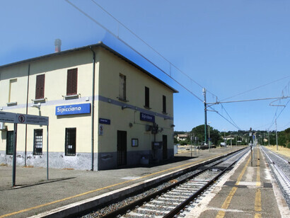 Trenitalia, tren a Roma a las 09:00. Corro hacia la carretera principal dispuesto a detener a cualquiera que pasara.Sipicciano, Estación de trenes, Italia