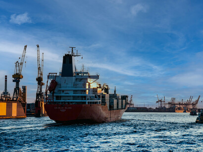 Navio de carga.  Quando ainda desembarcavam grandes volumes de importação barata e competitiva, das exportações chinesas com matérias-primas, inclusive tropicais, e não só