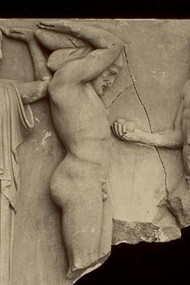 Rilievo delle metope del Tempio di Zeus a Olimpia, in cui Atlante è colto nell’atto di porgere a Eracle le mele delle Esperidi