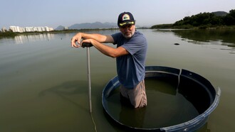 Mario Moscatelli denunciando o estado de degradação do Sistema Lagunar de Jacarepaguá
