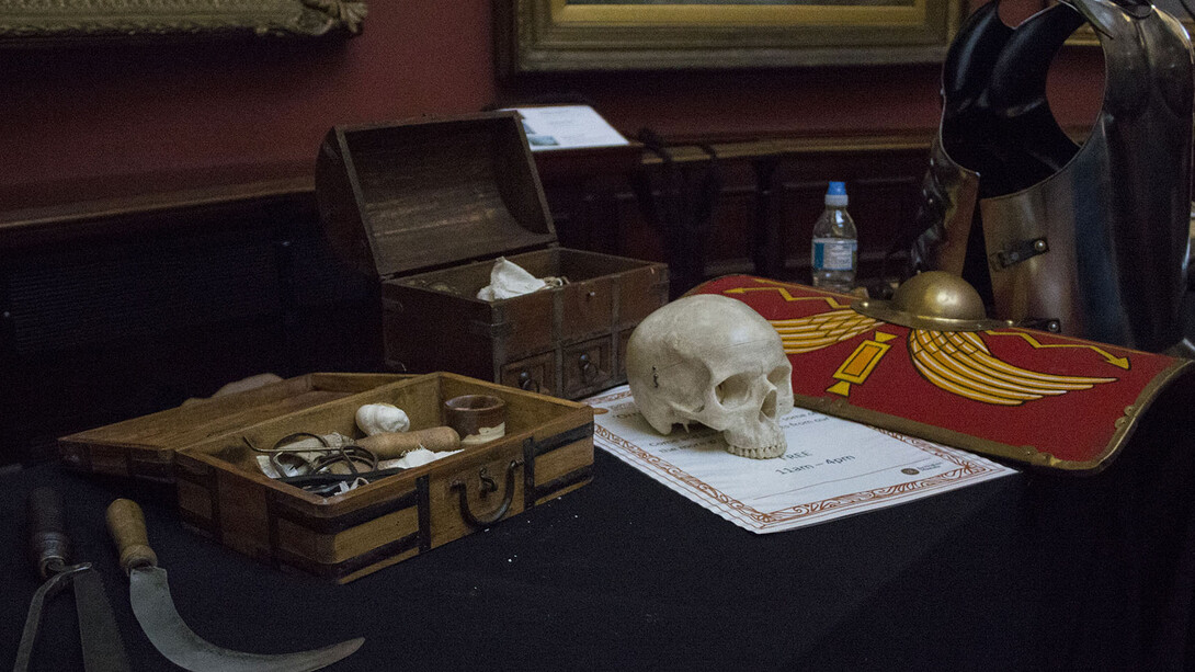 Object Handling. Courtesy of Birmingham Museum and Art Gallery 