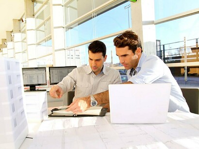 Grupo de arquitetos que trabalha com seus computadores