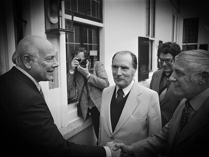  Le Premier ministre Den Uyl accueille le dirigeant socialiste français François Mitterrand au Catshuis avec Ed van Thijn et Ien van de Heuvel 28 septembre 1976. Photo de Bert Verhoeff