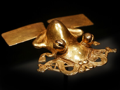 Colgante de oro en forma de rana con ojos prominentes en forma de cascabeles, Museo de Oro Precolombino de Costa Rica