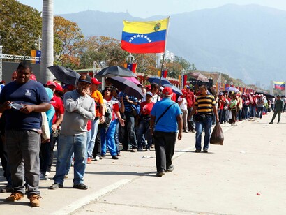 Colas para conseguir alimentos en Venezuela
