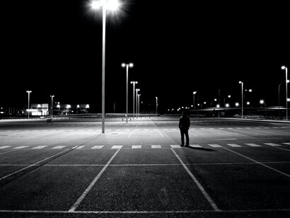 Persona sola in piena notte in una strada completamente deserta 