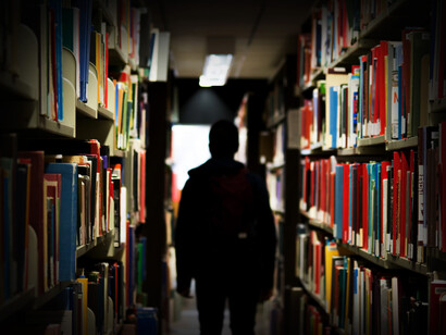 Una sombra se pasea por los pasillos de la biblioteca que frecuenta