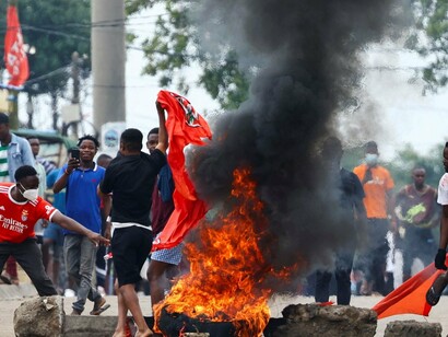 Manifestações em Maputo, Moçambique. O Estado Moçambicano minimizou estas manifestações mesmo sabendo da fraca formação e ineficiência da policia que tem, não fez o seu TPC para controlar estas manifestações que estão ceifando vidas humanas e causando danos a economia e vandalismo contra bens públicos e privados