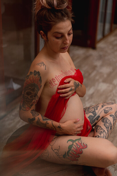 Mulher guardo o universo que irá surgir