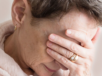 Mujer sufriendo un episodio de ansiedad