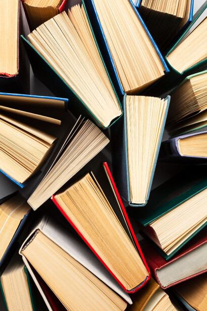 Muchos libros a penas abiertos. Distintos diseñadores de moda se han inspirado en la literatura, como Vivienne Westwood y Christian Dior