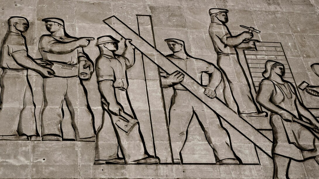 Este bajorrelieve realista socialista de 1949, esculpido por István Tar en Budapest, muestra a obreros idealizados trabajando juntos con herramientas y vigas para reconstruir la nación