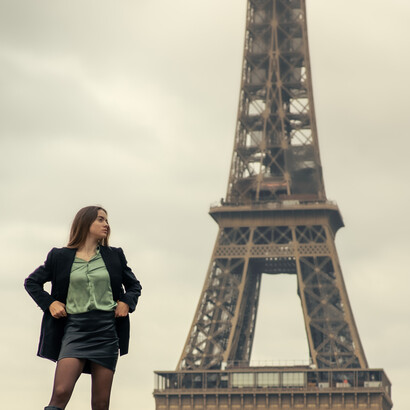 Estudante de moda faz fotos em frente à Torre Eifel em Paris, França
